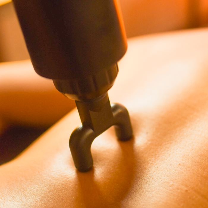 Percutorterapia aplicada sobre la espalda