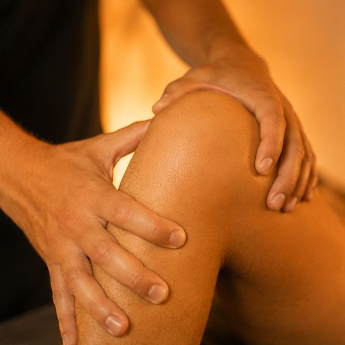 Movilización de rodilla en sesión de rehabilitación física